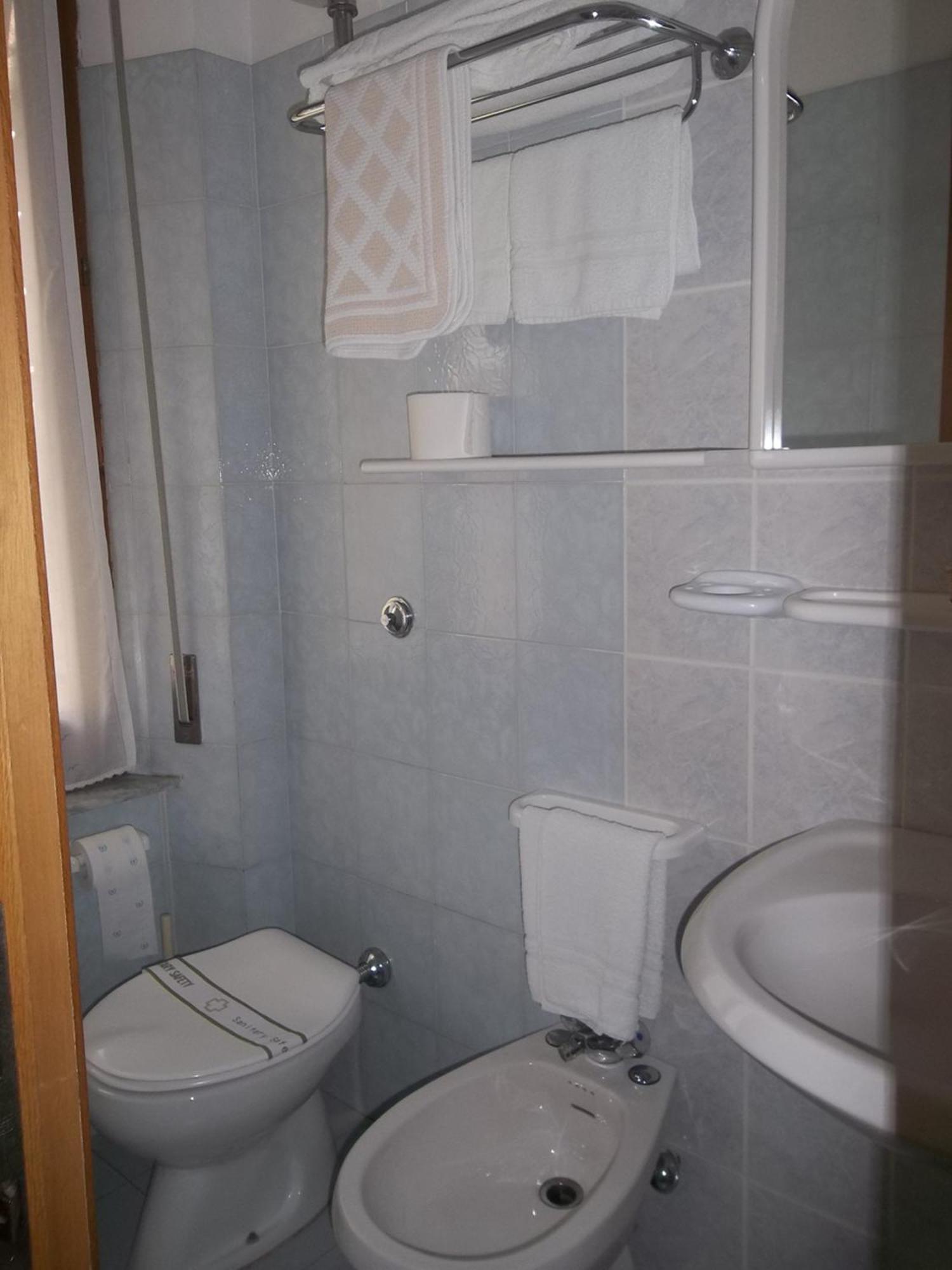 Hotel Lo Squalo Grottammare Zimmer foto