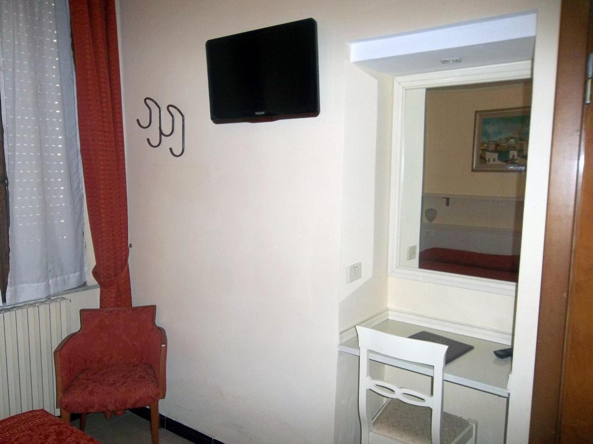 Hotel Lo Squalo Grottammare Zimmer foto